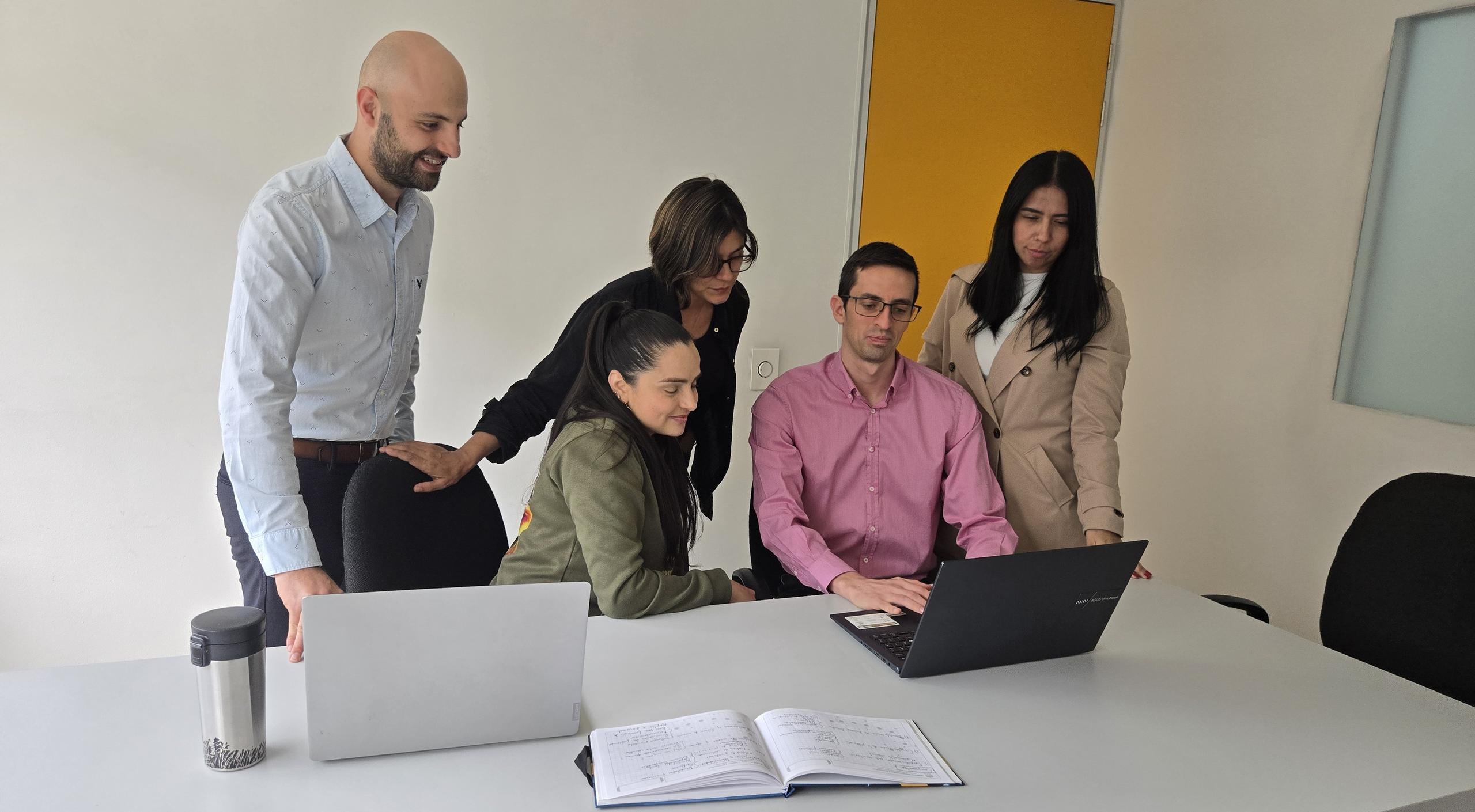 El equipo de Ólbora reunido en la oficina.